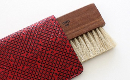 STAND BRUSH ／ 携帯用ケースつき　印伝・黒　紫　赤 ブラシ 卓上ブラシ 洋服ブラシ 馬毛 工芸品 日本製 墨田区 東京 紫