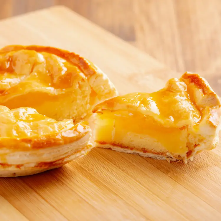 ケーキ定期便【全7回】（チーズスフレ・アップルパイ・バスク風チーズケーキ・スフレロールケーキ・バスク風チョコレートチーズケーキ・ブランデーケーキ・レアチーズケーキ） SRMJ001