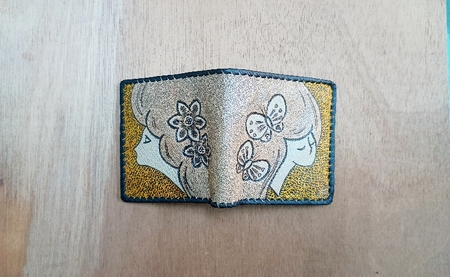 ☆世界にたった一つ☆　女性と蝶の二つ折り財布　☆イエロー☆ 財布 お財布 二つ折り