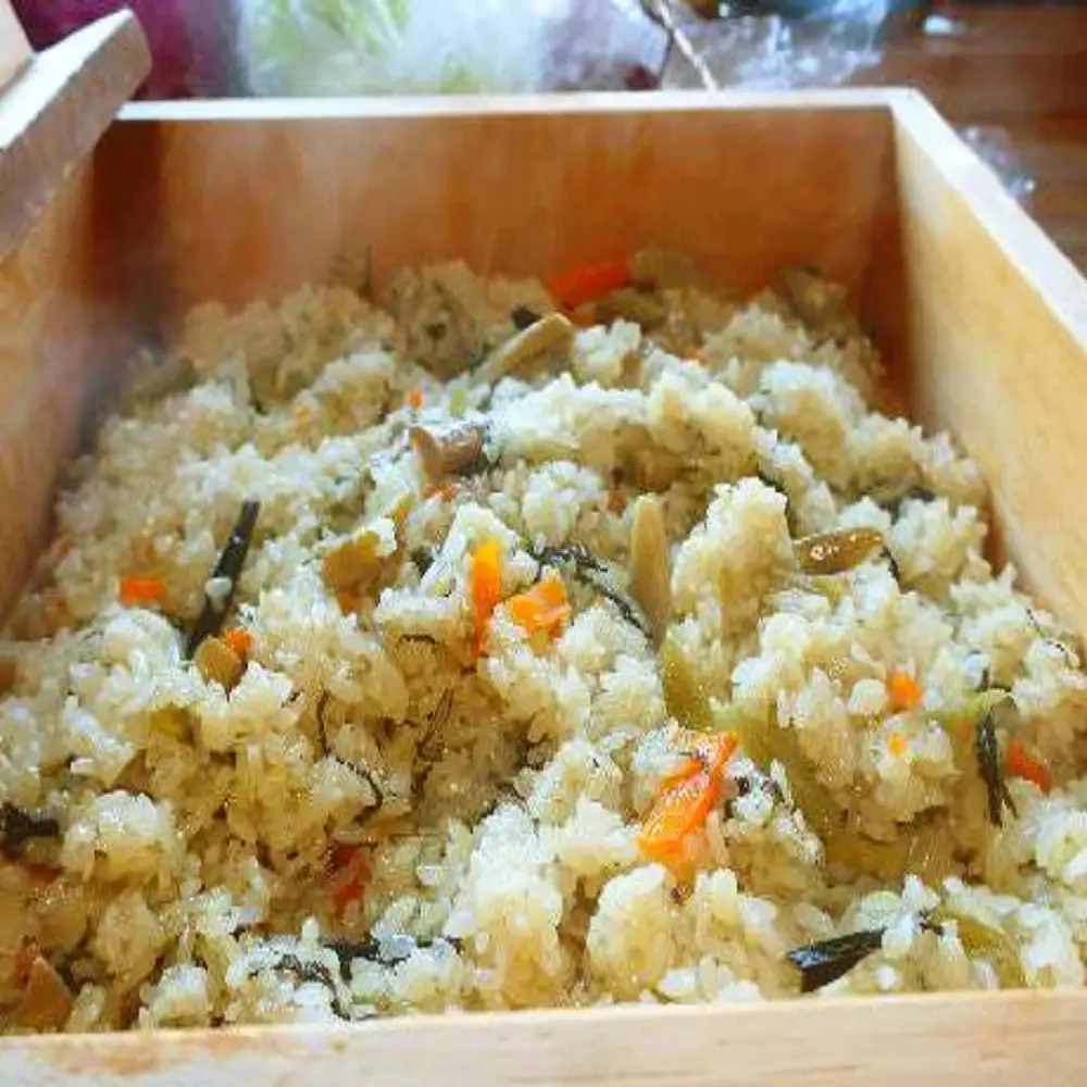 美味しい!! 山菜おこわ 200g×4パック 冷凍 直送便 こがねもち米100％使用 水原町農産センター 新潟県 米 こめ コメ パックご飯 1F30011