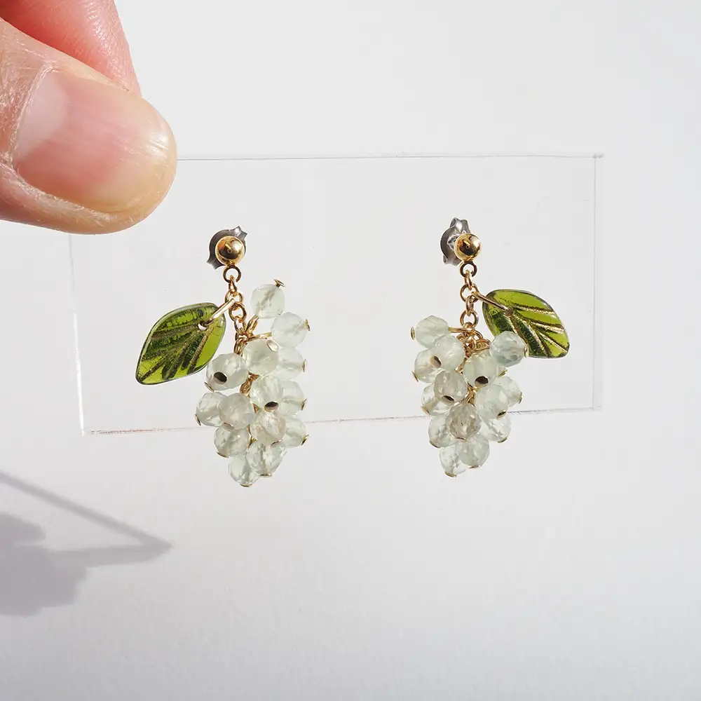 ぶどうのイヤリング 天然石使用 プレナイト［白ぶどう］金属アレルギー対応 真鍮製メッキ製（シリコンカバー付き）イヤリング ハンドメイド No.531-02