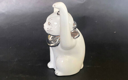 【瀬戸焼】江戸猫 4寸手長 ホワイト プラチナ 左手上げ 13cm 化粧箱入り【スズカ】 / 招き猫 インテリア 雑貨 置き物 開運 / 瀬戸市 [BBDJ004]