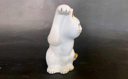 【瀬戸焼】横猫 ホワイト 本金 右手上げ 17.5cm 化粧箱入り【スズカ】 / 招き猫 インテリア 雑貨 置き物 開運 / 瀬戸市 [BBDJ009]