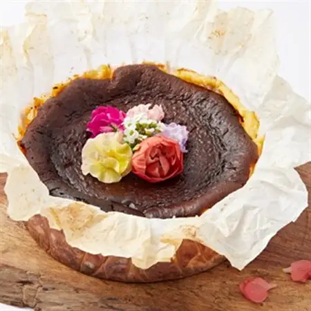 ハーブを使用した バスクチーズケーキ 1ホール(15cm)エディブルフラワー(食用花付き)_菓子・スイーツ ケーキ  _【配送不可地域：離島】【1605056】