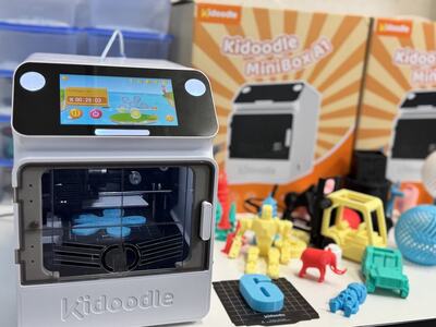 キッズ 3Dプリンター（ Kidoodle Mini BoxA1 ）プラスチックを思い通りに成形。1300種類の内蔵データですぐに使用可能。進学祝いにも【191-01】