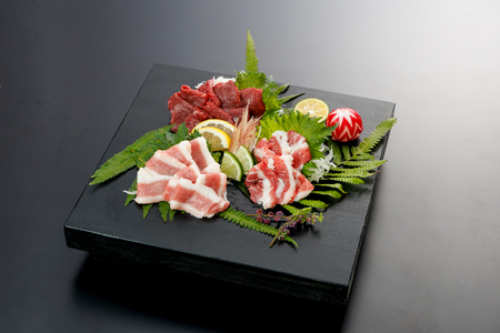 【厳選】馬刺し 3種 450g 専用醤油付き 150ml×1本 馬刺し 馬肉 馬 肉刺し 専用醤油 150ml 人気部位 赤身 フタエゴ サガリ高級 桜屋 熊本 阿蘇 南小国町 送料無料