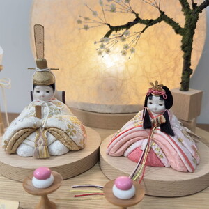 雛人形のminicola　rico美優（みゆ） ｜ 木目込み親王飾り雛人形　丸木台　雪花丸型照明セット