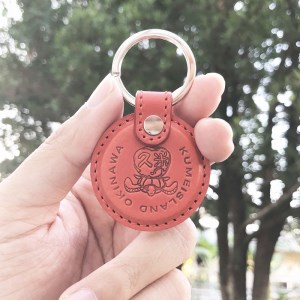 久米島の亀ロゴ入り革製ラゲッジタグ(赤)＆キーホルダー(2枚革赤)