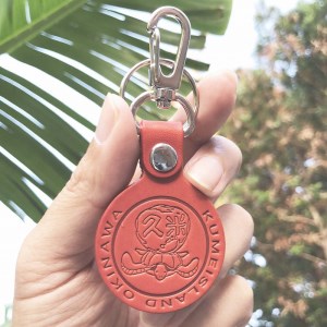 久米島の亀ロゴ入りキーホルダー(1枚革：赤)+エコバッグセット