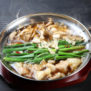 【博多名物】福岡県産ハーブ鶏水炊き＆国産牛もつ鍋（醤油味）食べ比べセット　各2人前　川崎町 MRG003