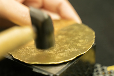 万喜彫金工房 体験チケット（シカせんべいコースター）2名様分 合同会社工藝舎 55-012