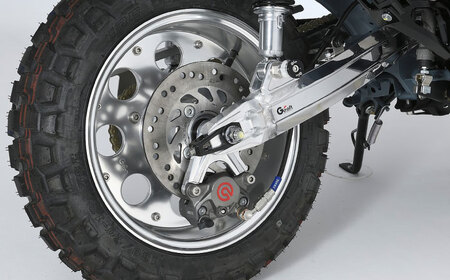 DAX125（JB04/JB06）　リアキャリパーサポート　ブレンボ2P用 / カスタム バイクカスタム カスタムパーツ ブレーキ キャリパーサポート ブレンボ対応 純正ホイール対応 亀山市/有限会社ギルドデザイン [AMAA040]