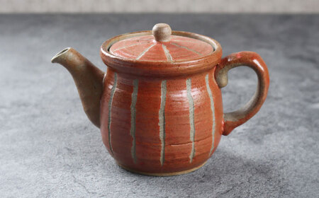 【瀬戸焼】 「舞陶館」　線彫　ポット急須・赤色（金網茶こし付）１個 【松本陶器株式会社】/ 急須 ポット / 瀬戸市[BBDX008]
