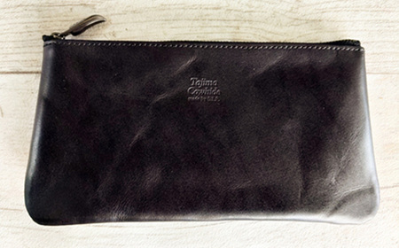 Tajima Cowhide 薄型ポーチ / ポーチ 薄型 仕切り収納 ブラック 牛革 軽量 経年変化 カード 通帳 保険証 文房具 スマホ イヤホン 但馬牛 タジマカウハイド かばん カバン バッグ 鞄