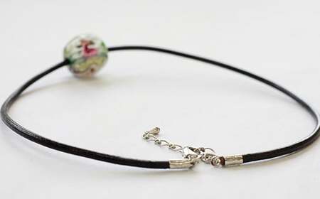 【 南部花とんぼ玉 】 革ネックレス （ 緑花 ） ／ とんぼ玉 アクセサリー ネックレス 一つだけ オンリーワン 蜻蛉玉 ガラス細工 工芸品 和装 プレゼント ギフト 贈り物 誕生日 和服 かわいい 可愛い おしゃれ ファッション雑貨 キレイ きれい 綺麗 女性 彼女