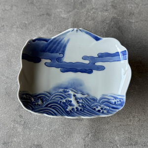 有田焼 染付霊峰富士に波濤文 小向付 2枚セット【有田焼 花伝作】食器 器 うつわ 皿 和皿 小皿 取皿 2枚 セット 富士山 富士 縁起物 染付 青  手描き 電子レンジ対応 A35-350