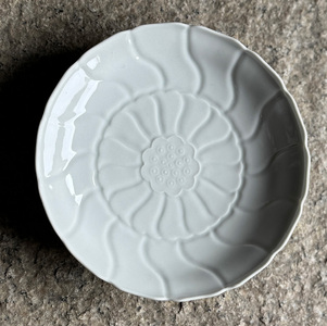 有田焼 白磁睡蓮彫和皿 2枚【有田焼 花伝作】食器 器 うつわ 和皿 皿 取皿 中皿 プレート 白 シンプル 上品 電子レンジ対応 A20-658