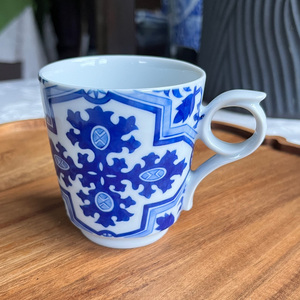 有田焼 染付十字文 ペアマグカップ【有田焼 花伝作】食器 器 うつわ 陶磁器 カップ コップ マグカップ 2個 ペア セット 十字紋 クルス 染付 ブルー 手描き 電子レンジ対応 A20-662