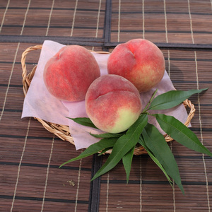 甲府市産　桃　約2kg（5～8玉）