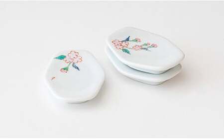 有田焼 桜花文様 箸置き 3個組【肥前赤絵窯元 鷹巣】手描き 白磁 陶磁器 伝統工芸 伝統柄 A15-372