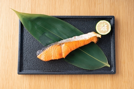 《天然塩 紅鮭切身》1.5尾分 (2850gから3000g) 昔ながらのシンプル製法／塩だけで製造 [1145]