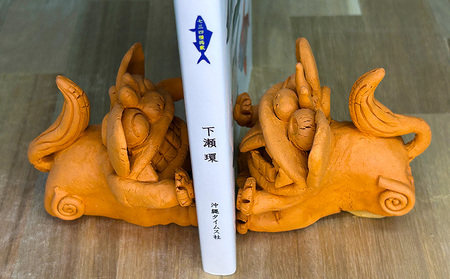 【手びねり】　お支えシーサーペア 日用品 インテリア 小物 置物 1対 陶器 焼物 やちむん 工芸品 伝統工芸 縁起物 魔除け 幸運 プレゼント ギフト 贈り物 贈答品 ふるさと 沖縄県 大宜味村