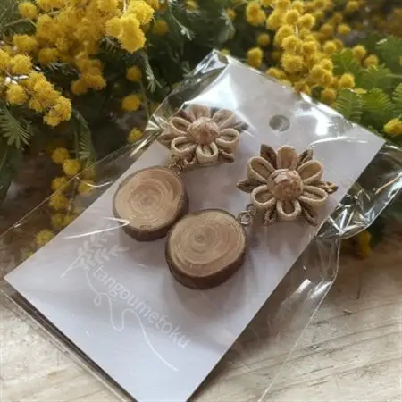 Wood Accessory　天然木の温かみを感じる職人手づくりの木とシルクつまみ細工のピアス【1630678】