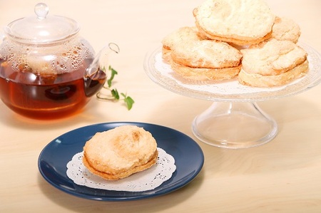 フランス発祥焼き菓子 ダックワーズ（8個入り×2箱）16個セット スイーツ お菓子 デザート おやつ 焼き菓子 洋菓子 詰め合わせ マドレーヌ スウィーツ おかし 手土産 お土産 プレゼント 子供 ポミエ 高知 土佐清水市 おいしい 美味しい 差し入れ【R00316】