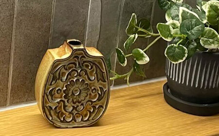 【瀬戸焼】一輪挿し　唐草模様　丸　（K28）【かしわ窯】一輪挿し 花瓶 花器 インテリア / 瀬戸市 [BBAJ018]