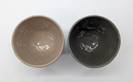 【瀬戸焼】水玉湯呑ペア グレー＆ベージュ 2個セット 【山長陶苑】 / 湯呑 湯呑み 食器 和食器 / 瀬戸市[BBBH046]