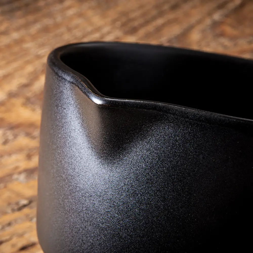 【萬古焼(ばんこやき)】Handmadeアート土鍋 弥生陶園　職人が一つ一つ丁寧に成形し焼き上げる、こだわりの土鍋ミルクパン　土鍋の国内生産80％のシェアを誇る伝統の萬古焼　TS-702　土鍋ミルクパン（黒釉）保温力・使い勝手抜群のミルクパン【スープ、温め、魚料理、肉料理、朝ごはん、朝食、野菜、簡単調理、保温、耐熱、省エネ、耐久性、人気、おすすめ、使いやすい、時短、食卓、旨み、うまみ、電子レンジ】