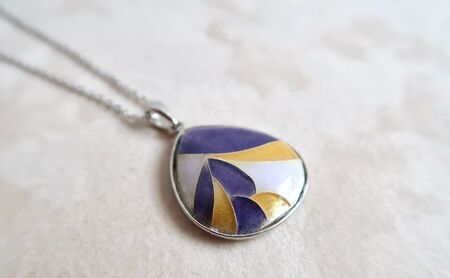 七宝焼ネックレス雫型《木の葉:紫黄》アクセサリー ジュエリー ネックレス ペンダント 装飾 工芸 工芸品 伝統工芸 伝統 七宝 七宝焼き しっぽうやき 焼き物 芸術 芸術品 受注生産 職人 職人技 作品 ご褒美 上品 華やか 植物 木の葉 葉 葉っぱ
