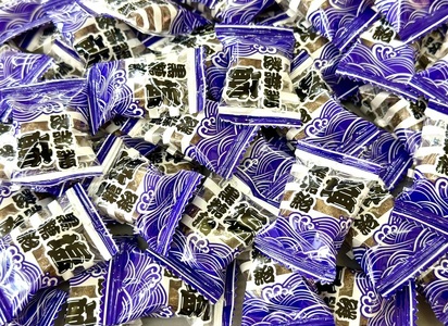 1100 桃太郎製菓 1kg塩黒糖飴 1kg×1袋 塩あめ 塩分補給 夏バテ防止 熱中症対策 運動 スポーツ 夏 屋外作業 業務用 大容量 大袋 個包装