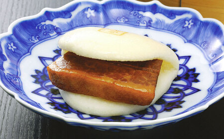 長崎角煮まんじゅう10個(箱)・大とろ角煮まんじゅう10個(箱)《壱岐市》【岩崎本舗】冷凍 豚 豚角煮 角煮饅頭 簡単調理 お取り寄せ[JHA001]