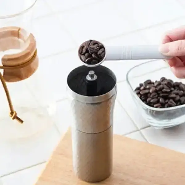 セラミック ステンレス コーヒーミル 槌目 とBYSNオリジナルブレンドコーヒー豆200g 手動 手挽き コンパクト ドリップパック 登山 調理器具 キャンプ用品 アウトドア 燕三条製 