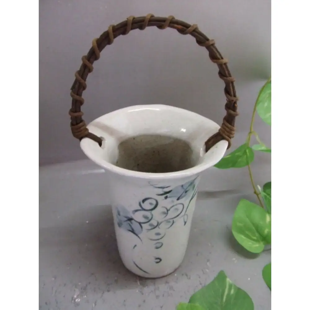【信楽焼】つる付粉引ぶどう絵花入れ・花瓶・花器　nha-043