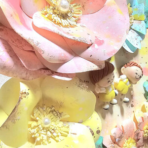 「笑顔の花が咲く場所」世界に一つの似顔粘土の制作、画用紙をローラーで着色した世界に一つのお花で作品を作ります。