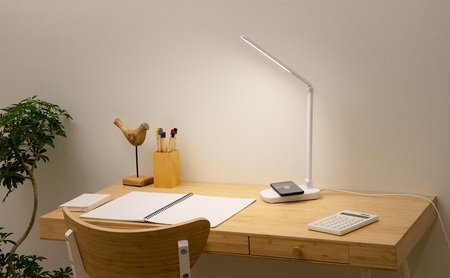 LEDデスクライトQi充電シリーズ 平置きタイプ 調光 LDL-QFD-W ホワイト デスクライト LED 調光 ワイヤレス充電 おしゃれ アイリスオーヤマ コンパクト 折りたたみ式 Qi充電 勉強 テレワーク