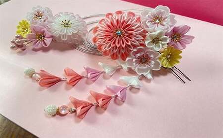 M552 【つまみ細工の髪飾り 薄紅梅】つまみ細工 髪飾り 絹100％ 成人式 七五三 結婚式 花 水引 絹 寿 薄紅梅 花 Uピン式 ヘアアクセサリー フラワー ピンク 振袖向け 卒業式 和装 着物 アレンジ自在