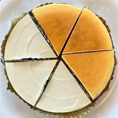 『クリームチーズケーキ5号とレアチーズケーキ5号のハーフ＆ハーフ』と『極・塩ハンバーグ2個』【配送不可地域：離島】【1630528】