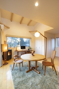 『ほくとのクラフト』いっぴん工房　手作り木工家具　モーモーイス 椅子 チェア 人気 ハーフアーム 腰痛 腰に優しい 木製 家具 ダイニングチェア インテリア シンプル デスクチェア ほくとのクラフト いっぴん工房 モーモーイス 手作り 天然素材 ウォールナット チェリー 新生活 [h005]