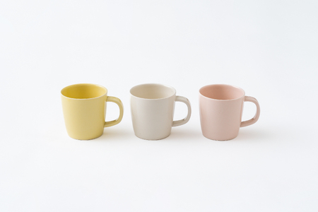 【Mustakivi】 MUKI マグカップ WHITE｜ ムスタキビ Mustakivi むすたきび MUSTAKIVI Marimekko マリメッコ デザイナー 砥部焼 北欧 キッチン 食器 食器 湯呑 皿 ティーカップ 石本藤雄 フィンランド おしゃれ ギフト プレゼント 贈り物 テーブルウェア 数量限定 人気 おすすめ 愛媛県 松山市 送料無料【IYT075】