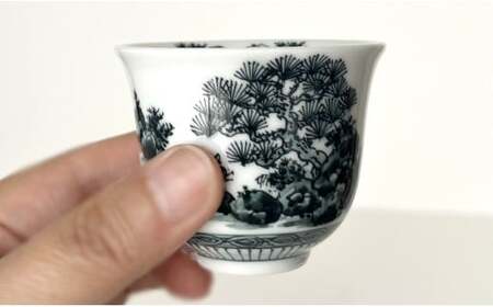 有田焼 黒色山水絵反りぐい呑み 【起山窯】食器 器 うつわ 酒器 ぐい吞み 山水絵 手描き 18000円 A18-162