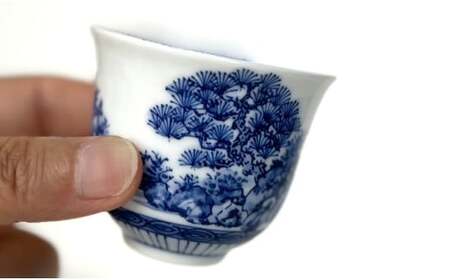 有田焼 青色山水絵反り ぐい呑み【起山窯】食器 うつわ 器 ぐい呑み 酒器 染付 岩絵 お酒 ブルー 18000円 A18-163