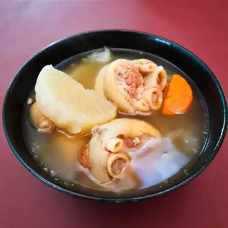 【沖縄の郷土料理】呉屋ストアー自慢の牛汁・軟骨ソーキ汁・てびち汁・やぎ汁 各2人前(計8人前)【配送不可地域：離島】【1678743】