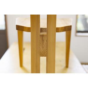 曲線が美しい。東京・八王子産の杉を使った「ダイニングチェア」