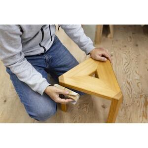 オブジェとしても美しい　東京・八王子産の杉を使った「三角スツール」