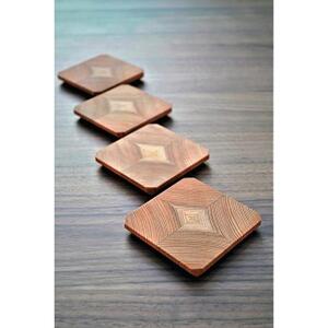 職人の技が光る。木目の美しい「年輪コースター」（杉）