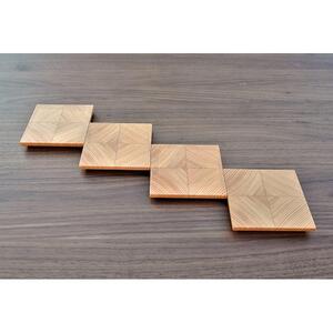 職人の技が光る。木目の美しい「年輪コースター」（ヒノキ）