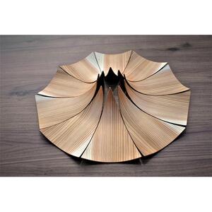 花びらのように美しい。多摩産の杉を使った「年輪銘々皿」（10枚セット）